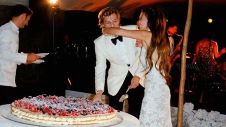 Λαμπερός γάμος για τη Μίλι Μπόμπι Μπράουν και τον γιο του Μπον Τζόβι