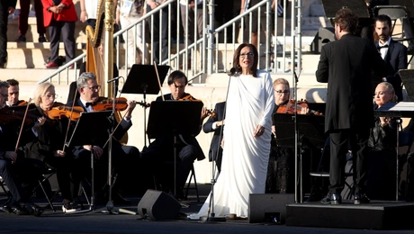 Νανά Μούσχουρη