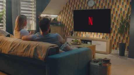 Ζευγάρι παρακολουθεί Netflix