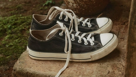 Παπούτσια σε αυλή