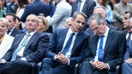 Ο Κυριάκος Μητσοτάκης συνομιλεί με τον Αντώνη Σαμαρά
