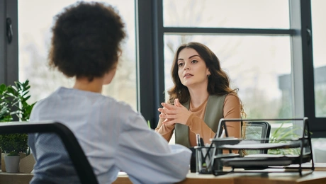 Δύο γυναίκες συζητούν
