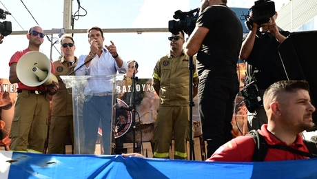 Ο Στέφανος Κασσελάκης με τους εποχικούς πυροσβέστες