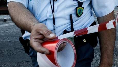 Τροχονόμος βάζει κορδέλα