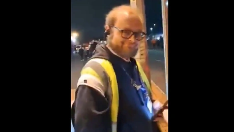 Άγγλος σεκιούριτι τραγουδάει σύνθημα του ΠΑΟΚ