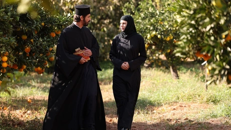 Άγιος Έρωτας: Πατήρ Νικόλαος και Χλόη σε σκηνή της σειράς