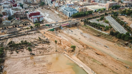 Λάσπες καλύπτουν περιοχή στη Βαλένθια μετά τις φονικές πλημμύρες