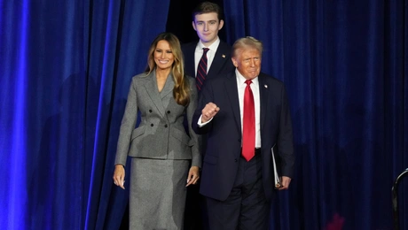 Ο Ντόναλντ Τραμπ με τη Μελάνια Τραμπ και τον γιο τους, Μπάρρον