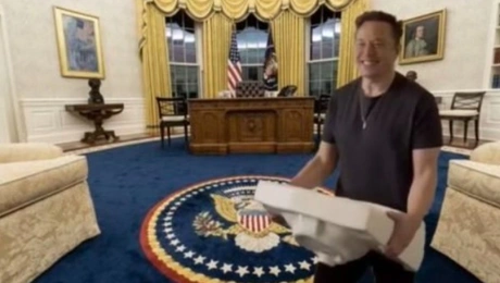 Ο Έλον Μασκ πανηγυρίζει για τη νίκη του Ντόναλντ Τραμπ στις εκλογές