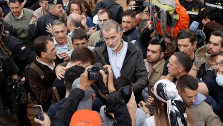 Ο βασιλιάς Φελίπε ανάμεσα σε πλημμυροπαθείς στην Βαλένθια