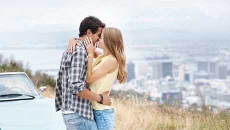 Ζευγάρι που φιλιέται