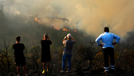 Ελικόπτερο σβήνει φωτιά