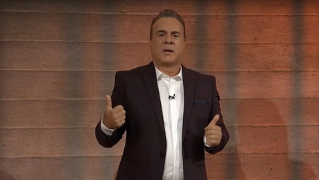 Ο Φώτης Σεργουλόπουλος ερμήνευσε τραγούδι στη νοηματική