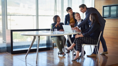 Συζήτηση συναδέλφων σε γραφείο
