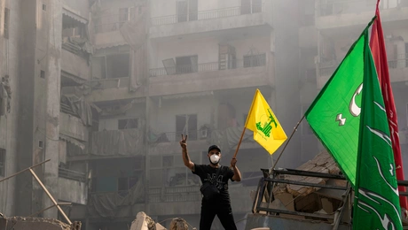 Άνδρας κρατάει τη σημαία της Χεζμπολάχ