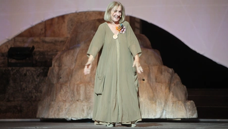 Κάρμεν Ρουγγέρη για την επαναφορά της σχολικής στολής