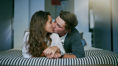 Ζευγάρι που φιλιέται