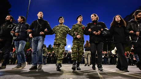 Στρατιώτες στην πορεία του Πολυτεχνείου