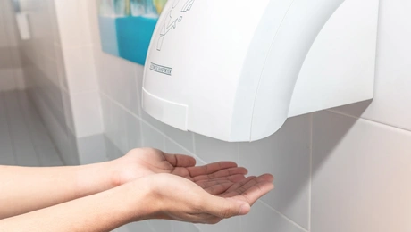 Ο λόγος που δεν πρέπει να χρησιμοποιείτε ποτέ στεγνωτήρες χεριών σε δημόσια τουαλέτα