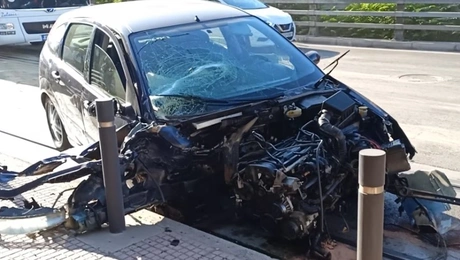 Σοβαρό τροχαίο στο Φάληρο: Αυτοκίνητο σύρθηκε 50 μέτρα, διαλύθηκε στις γραμμές του Τραμ