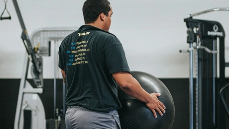 Ανδρας που γυμνάζεται