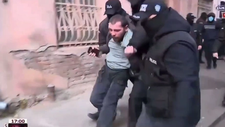 Αστυνομικοί στη Γεωργία χτυπούν ηγέτη της αντιπολίτευσς