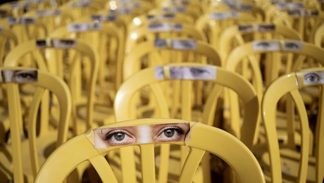 Καρέκλες με τους ομήρους του Ισραήλ