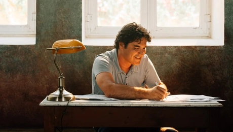 Ο Χριστόφορος Παπακαλιάτης στα γυρίσματα της σειράς Maestro