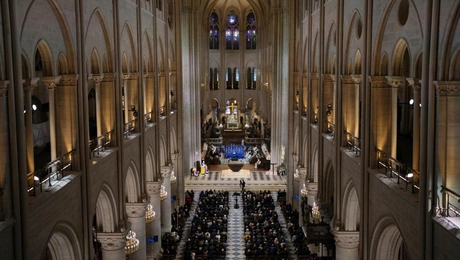 Με λαμπρότητα τα θυρανοίξια στην Παναγία των Παρισίων