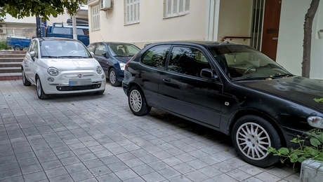 Παρκαρισμένα αυτοκίνητα