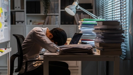 Ανδρας κοιμάται πλάι στον υπολογιστή