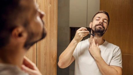 ανδρας ξυρίζεται