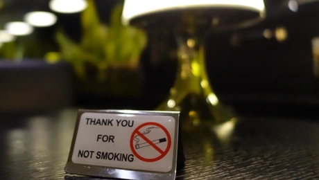 Εξετάζεται απαγόρευση καπνίσματος σε εξωτερικούς χώρους