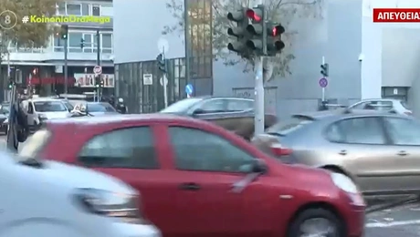 Αυτοκίνητο περνούν με κόκκινο φανάρι στην Αθήνα