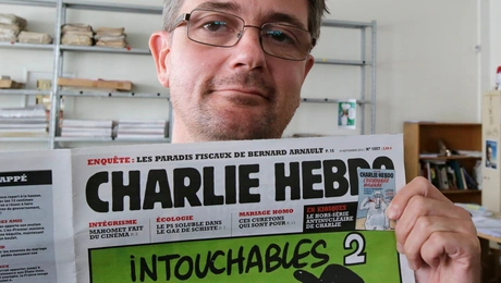 Δημοσιογράφος κρατάει τη Charlie Hebdo