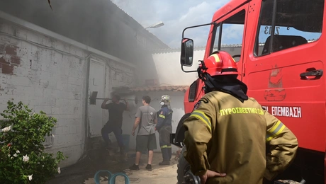 Πυροσβέστης σε φωτιά