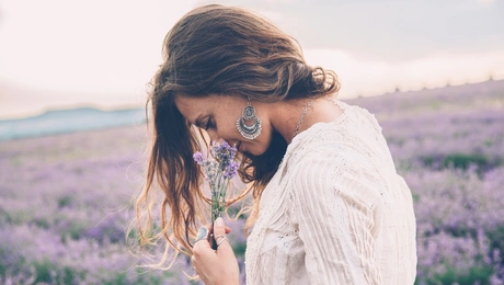 Γυναίκα με λουλούδια