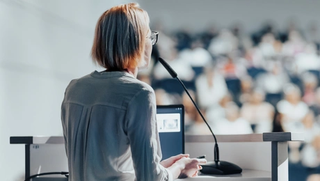 Γυναίκα απευθύνει λόγο σε εταιρεία