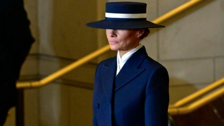 Τι ήθελε να πει η Μελάνι Τραμπ με το αυστηρό ντύσιμό της στην οκρωμοσία Τραμπ