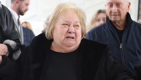 Συντετριμμένη η μητέρα του Ιάσονα Τριανταφυλλίδη στην κηδεία του