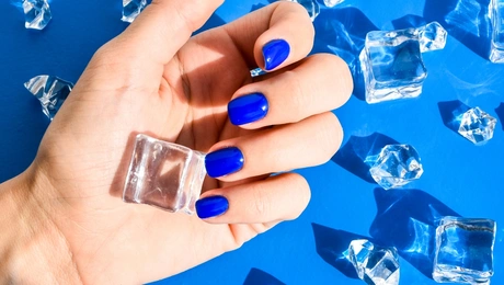 Τι είναι η Blue Nail Theory που έχει καταλάβει το TikTok