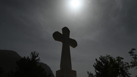 Σταυρός σε νεκροταφείο