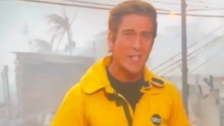 Η κίνηση παρουσιαστή του ABC που προκάλεσε σάλο ενώ έκανε ρεπορτάζ για τις φονικές πυρκαγιές στος Λος Άντζελες 