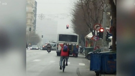 Νεαροί στη Θεσσαλονίκη κρέμονται σε λεωφορείο