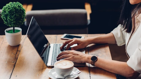 Γυναίκα με λάπτοπ