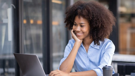 Afroequality - Κοπέλα σε λάπτοπ