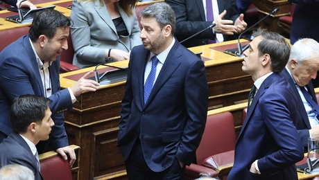 Ο Νίκος Ανδρουλάκης με βουλευτές του ΠΑΣΟΚ στη Βουλή