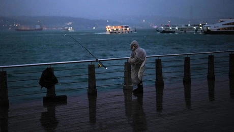 Άνθρωπος ψαρεύει
