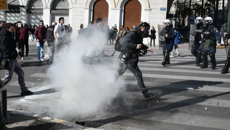 Δακρυγόνα σε πορεία