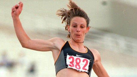 Η Ελένη Καραμπεσίνη